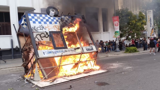 Pos polisi dibakar. [Istimewa]